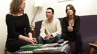 La chatte de l&rsquo;institutrice souillee devant son mari