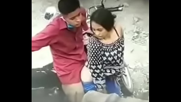 فتاة مصرية تمارس الجنس هي و صديقها في الشارع