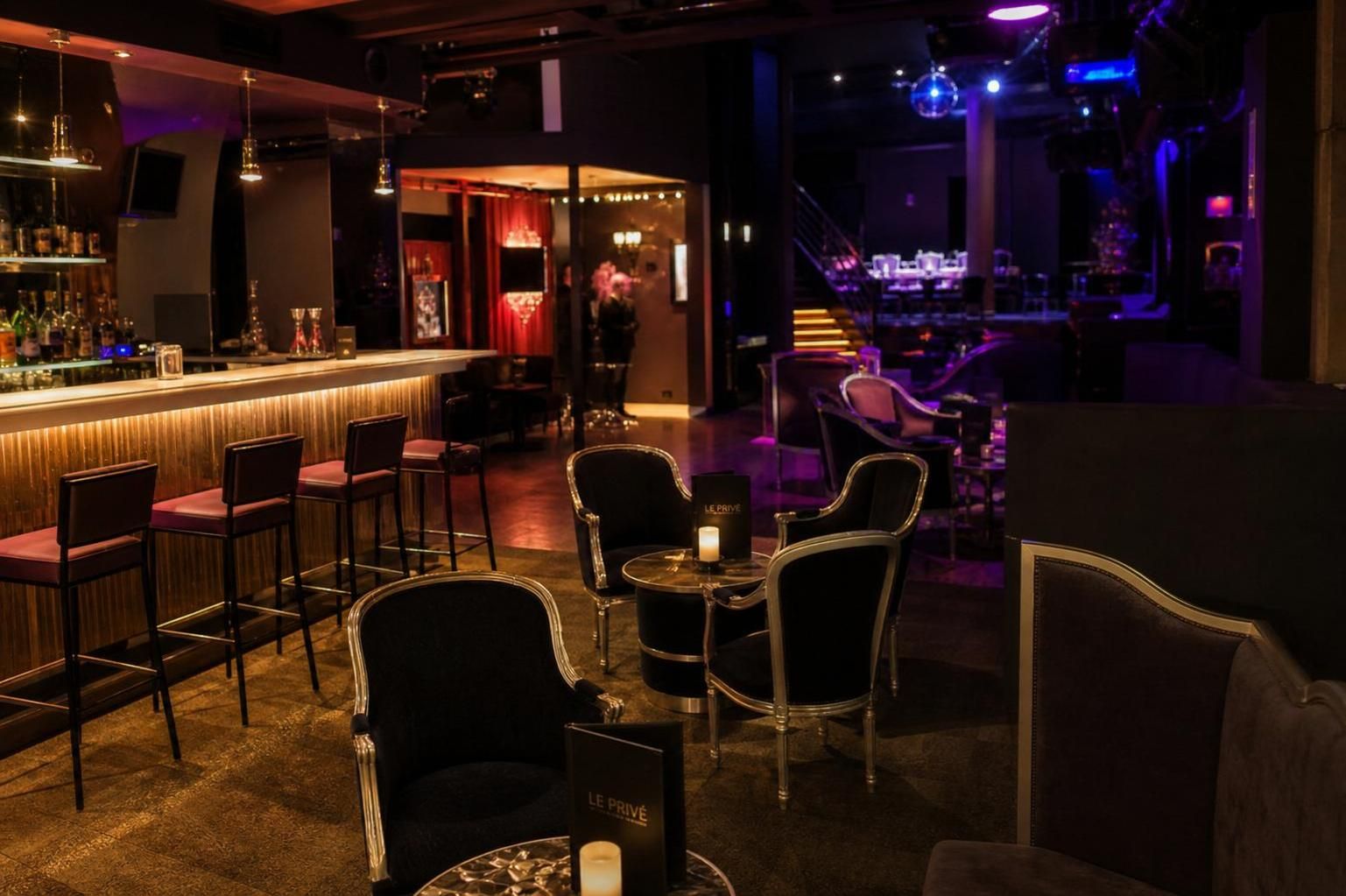 découvrez les différents espaces que l'on trouve dans un club libertin, des salons intimes aux espaces de danse, pour une expérience unique et conviviale.